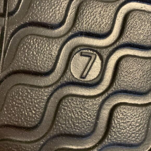 Chinese Laundry Casual size 7 black shoes with Velcro closure - Picture 6 of 8